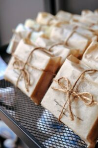 soaps wraped in paper Săpun solid împachetat în hârtie